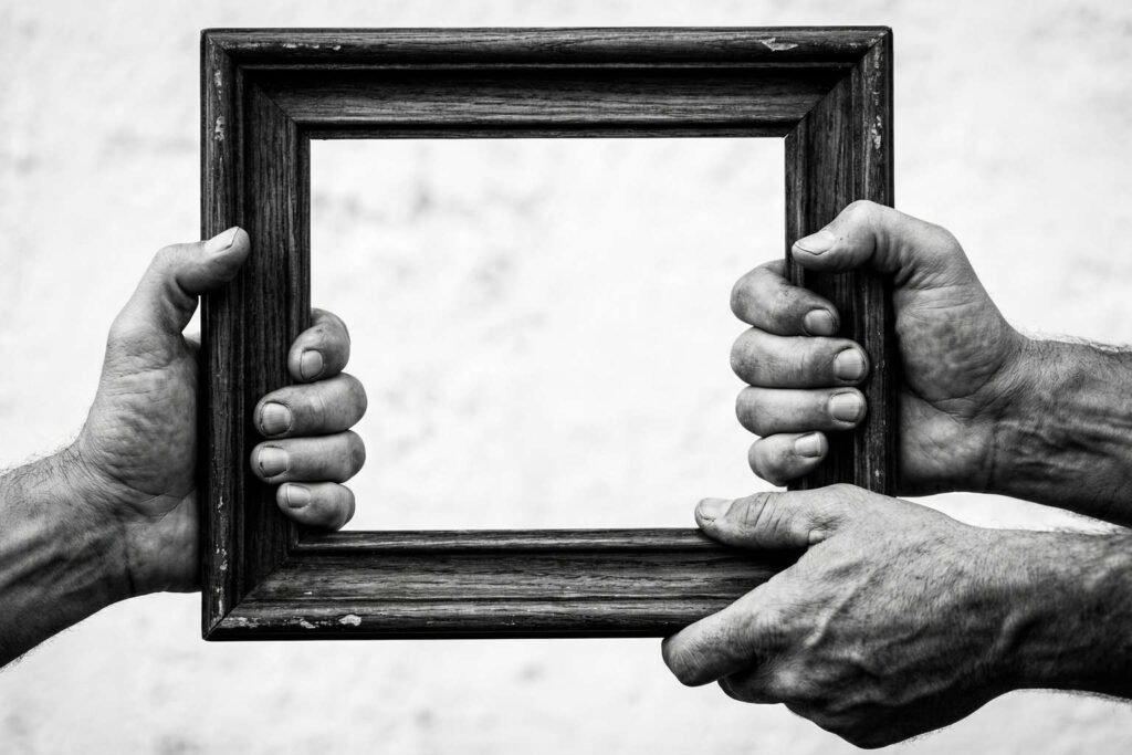 Análise da música Black, Pearl Jam: mãos segurando uma moldura vazia, o símbolo do potencial perdido e da "tela em branco" descrita na letra.