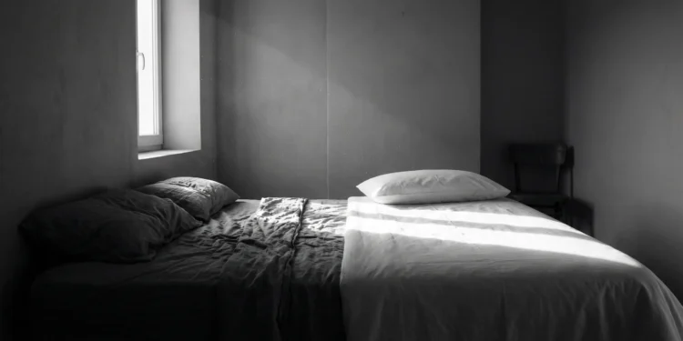 Dossiê sobre a música Black, Pearl Jam: imagem de uma cama desfeita simbolizando a ausência e a perda exploradas na análise psicológica da letra.