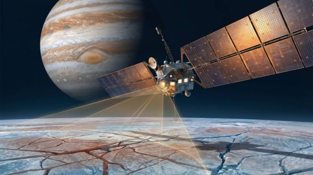 A futura sonda espacial Europa Clipper voando baixo sobre a superfície gelada e rachada da lua Europa, com Júpiter ao fundo.
