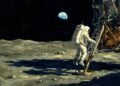Pintura digital cinematográfica de um astronauta descendo a escada do módulo lunar e pisando na superfície da Lua, com a Terra visível no céu negro.