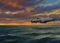 Lockheed Electra 10E prateado de Amelia Earhart voando sobre as águas escuras do Oceano Pacífico durante um pôr do sol dramático.