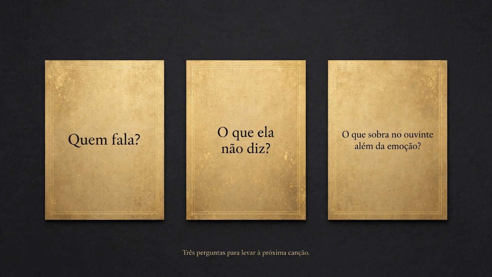 Três cartões dourados com as perguntas do Teste ACRUNI sobre fundo escuro